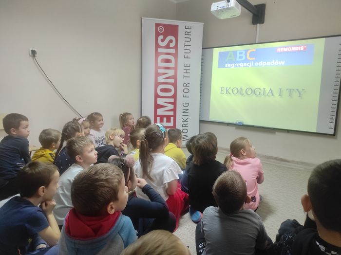 Dzieci oglądają prezentację "Ekologia i ty"