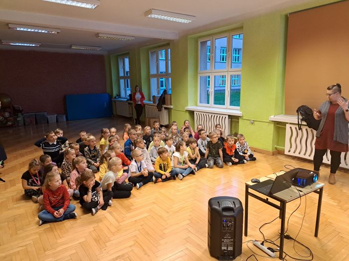Dzieci słuchają wykładu o eko segregacji