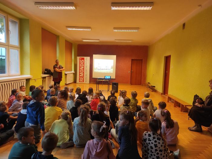 Dzieci w szkole oglądają prezentacje o segregacji