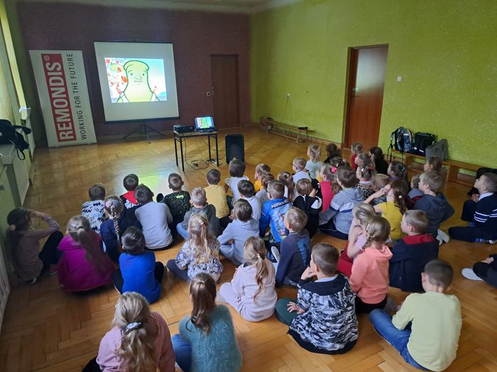 Dzieci oglądają bajkę o segregacji odpadów