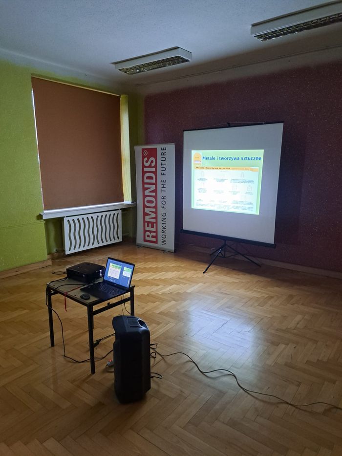 Widok na ekran z prezentacją o segregacji odpadów