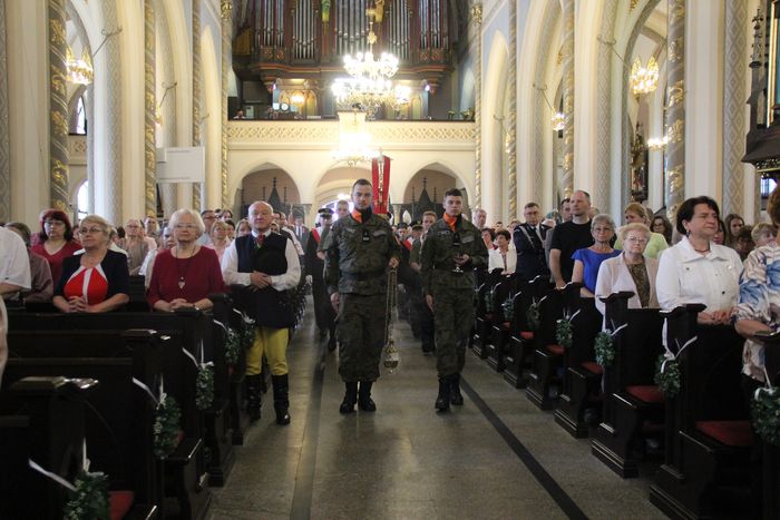 Miejska uroczystość uchwalenia Konstytucji 3 Maja. Pochód żołnierzy w kościele.