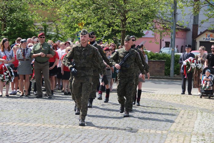 Pochód żołnierzy na placu Letochów podczas uroczystości uchwalenia Konstytucji 3 Maja.