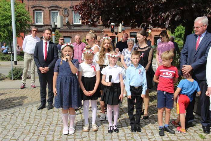 Dzieci recytują wiersze na uroczystości uchwalenia Konstytucji 3 Maja.