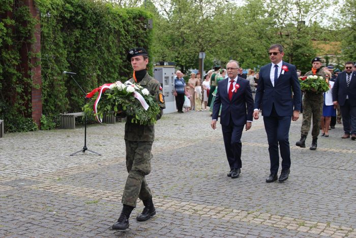 Żołnierz składa wieniec podczas uroczystości uchwalenia Konstytucji 3 Maja.