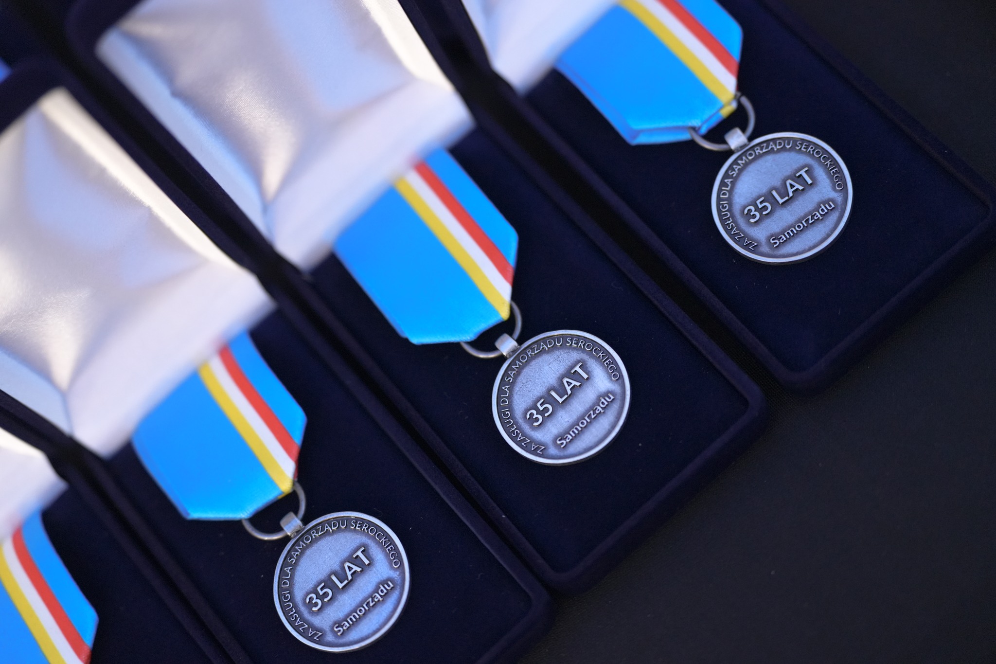 Medale na 35-lecie polskiego samorządu w Serocku