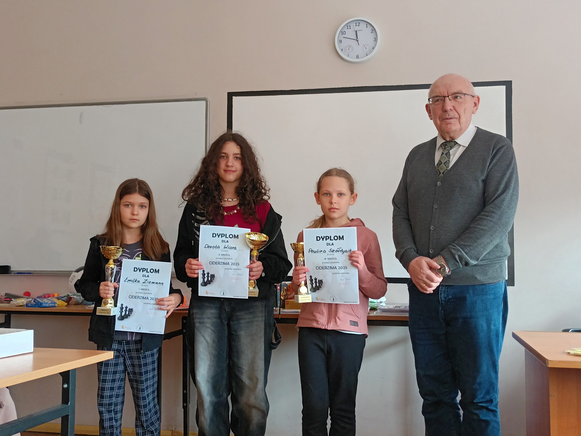 Zwyciężczynie turnieju szachowego trzymają dyplomy i puchary