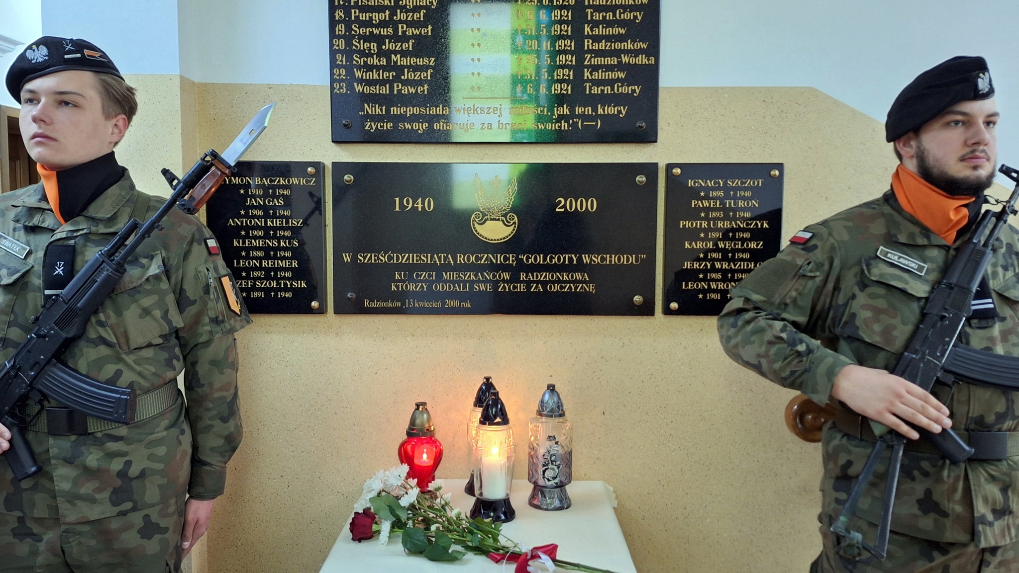 Żołnierze pełnią wartę przy tablicach informujących o ofiarach zbrodni katyńskiej.