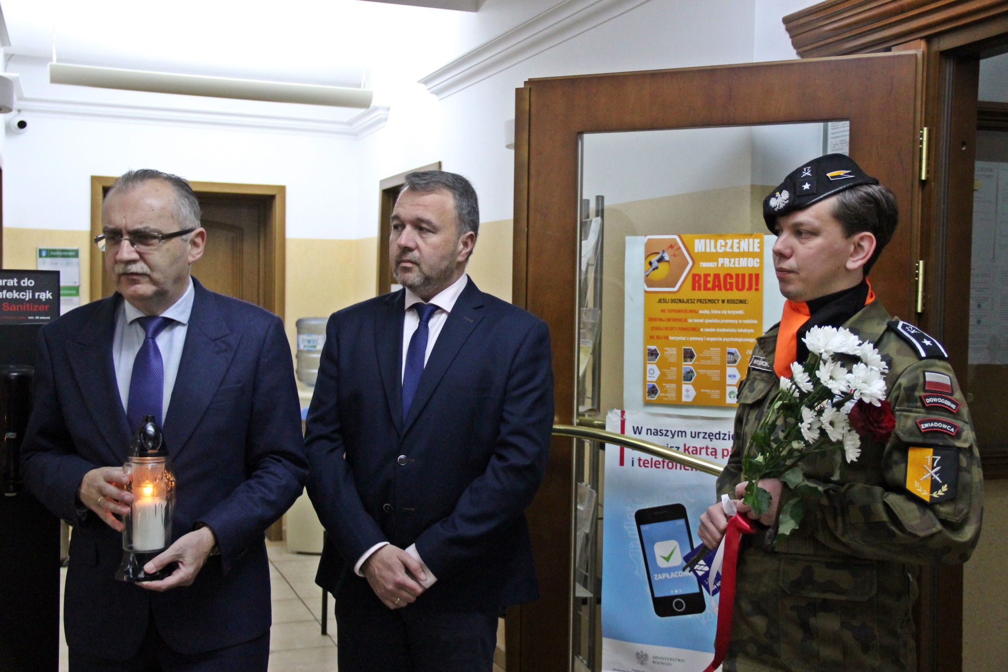 Przedstawiciele miasta składają znicz przed tablicami upamiętniającymi ofiary zbrodni katyńskiej.