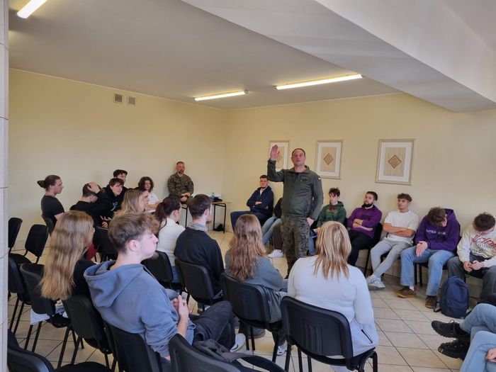 Uczniowie słuchają Żołnierza WOT podczas szkolenia