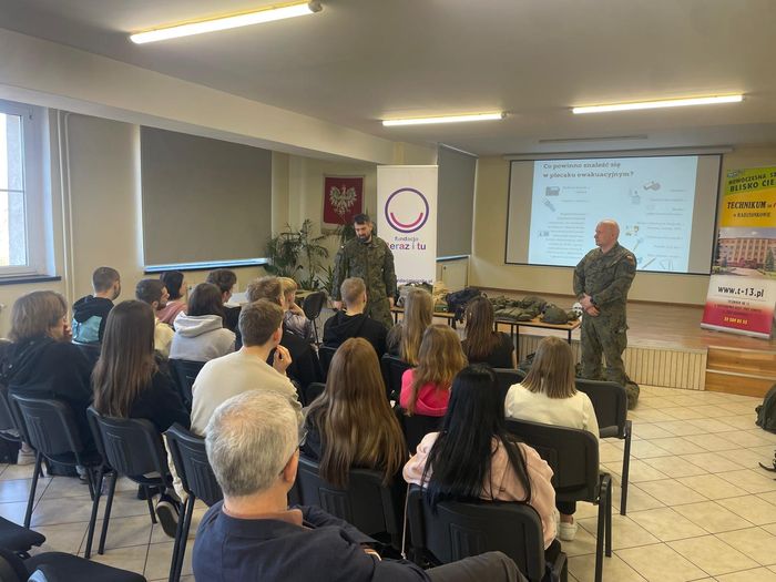 Żołnierze WOT pokazują prezentację podczas szkolenia dla uczniów
