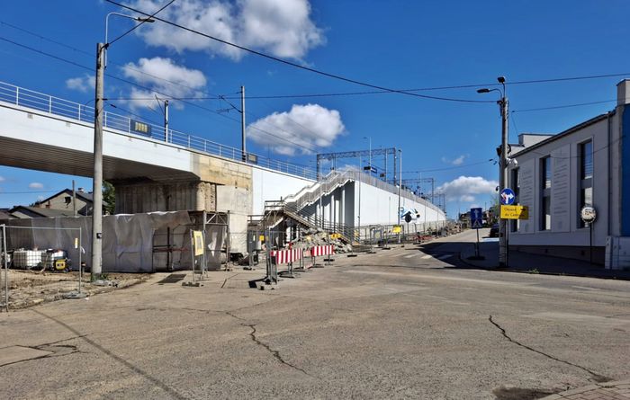 Zdjęcie ukazujące roboty budowlane na skrzyżowaniu.