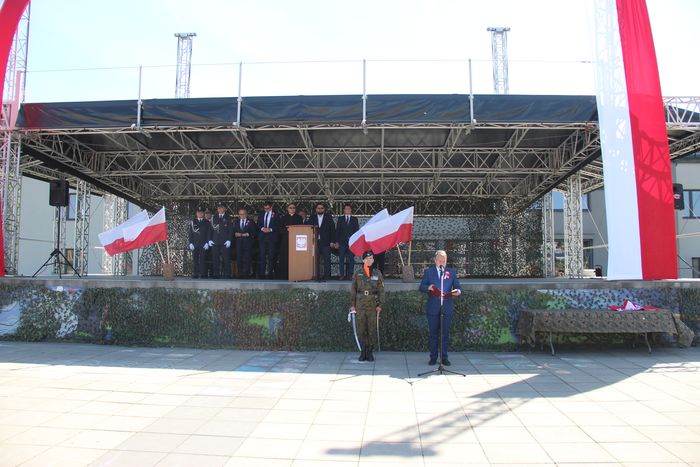 Przedstawiciel miasta przemawia na dniu flagi RP.