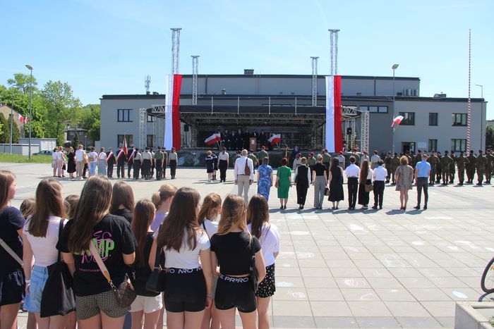 Ludzie zebrany przed sceną na Eko-Rynku, na którym odbywa się dzień flagi RP.