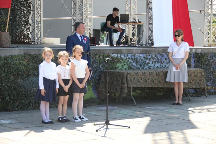 Dzieci recytują wiersze na dniu flagi RP.