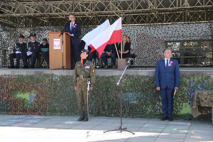 Przedstawiciel miasta wygłasza przemówienie na dniu flagi RP.