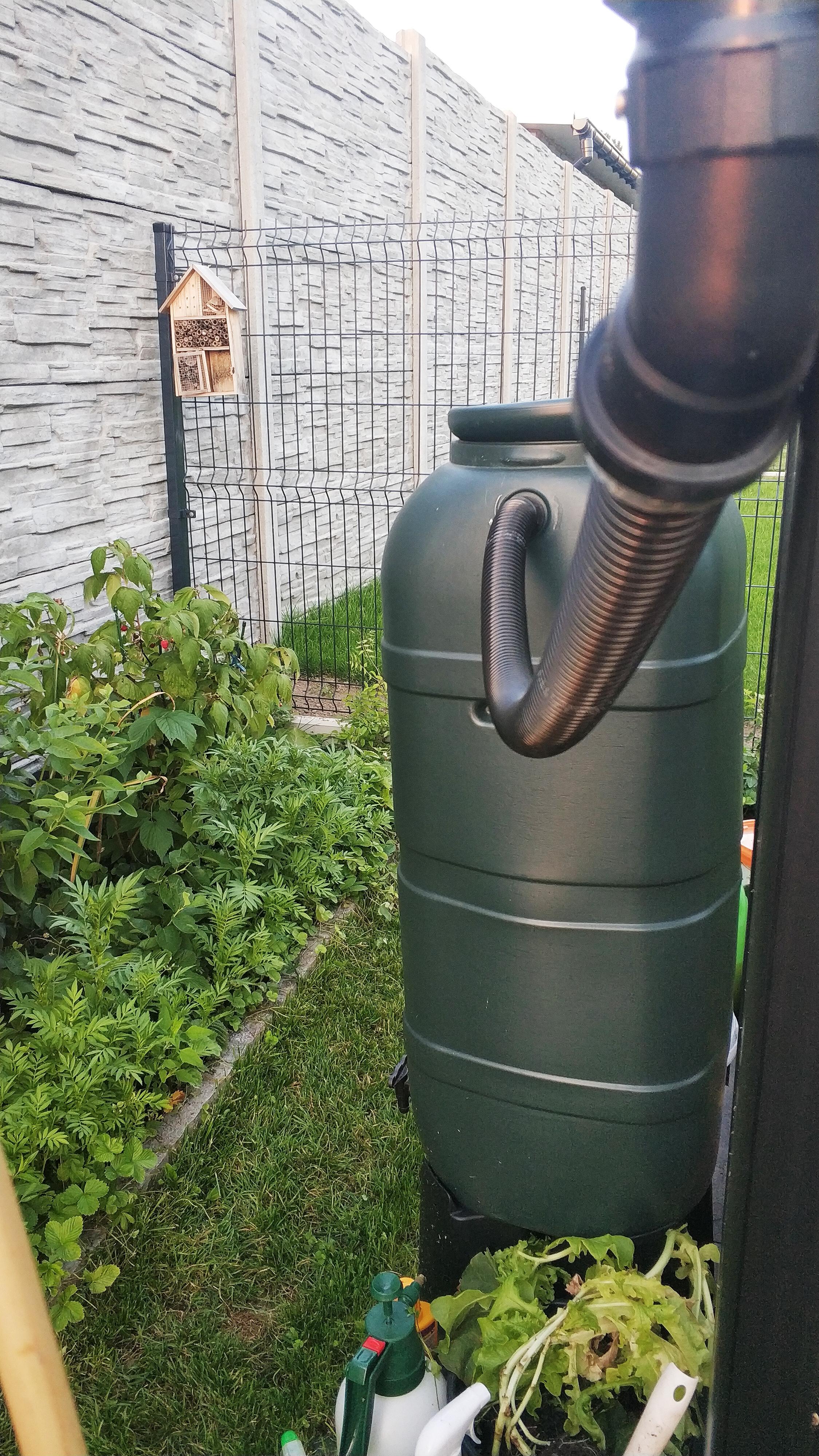 Plastikowy pojemnik na deszczówkę 