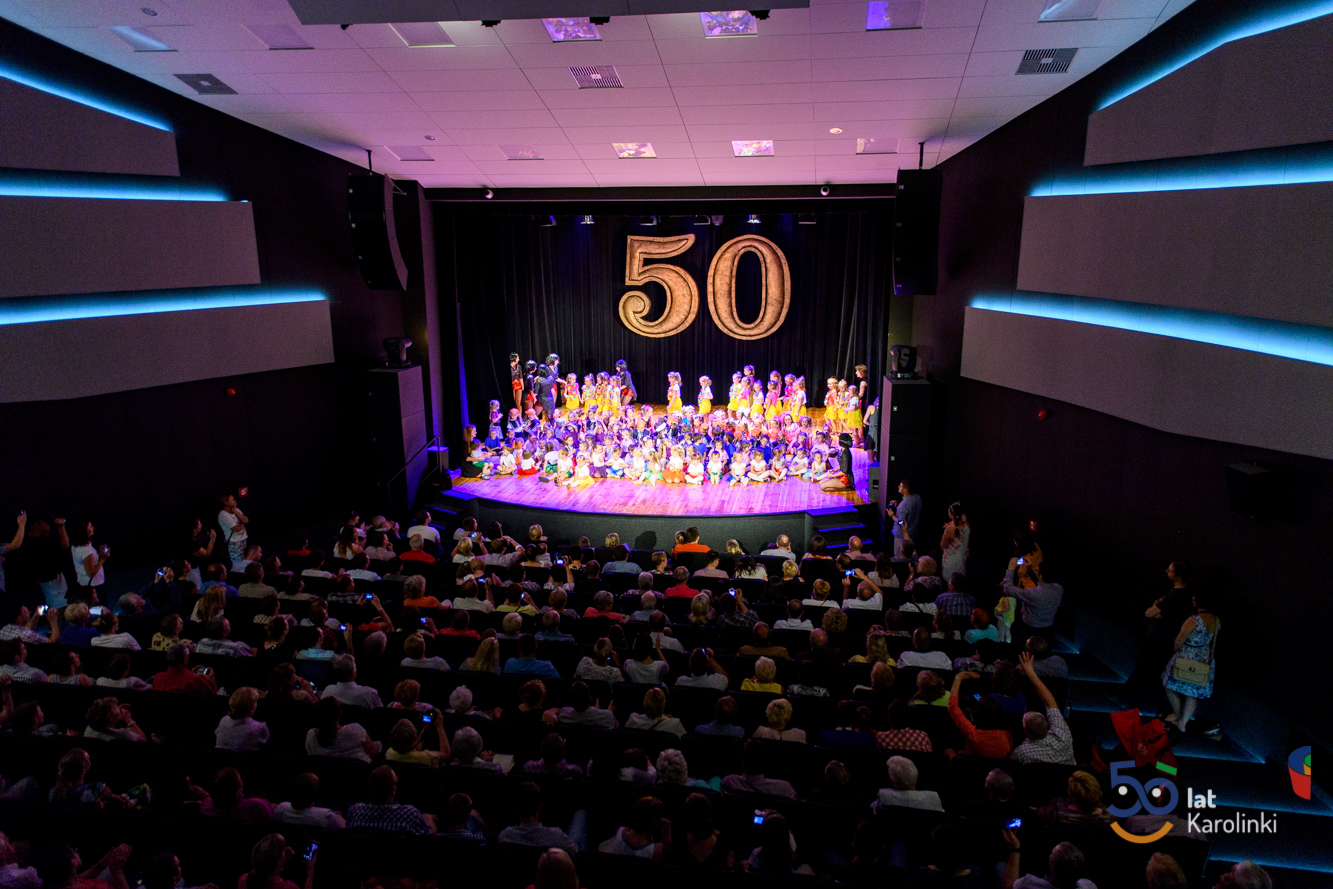 Widok na widownię i scenę w centrum kultury "Karolinka"