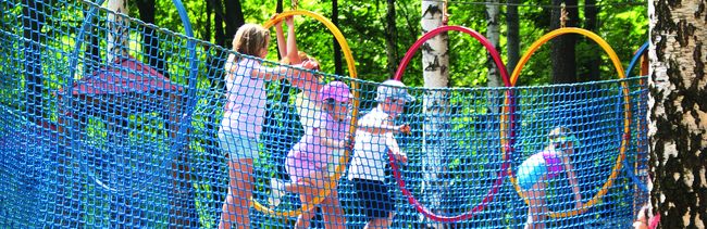 Dzieci bawią się na parku linowym