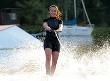 Anna kazek pływa na nartach wodnych