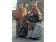 Dwie kobiety w radzionkowskim stróju ludowym