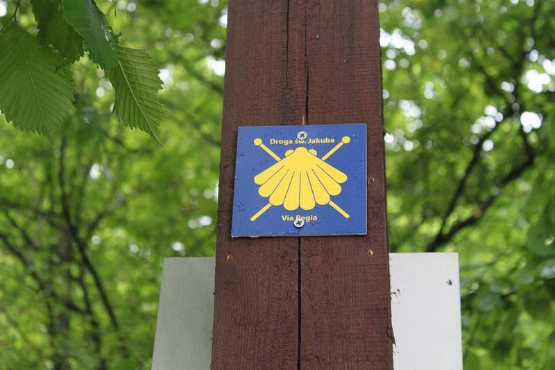 Plakietka na drewnianym słupie informująca o drodze św. Jakuba