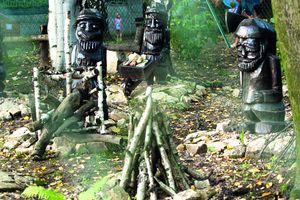 Drewniane figury w parku Księża Góra