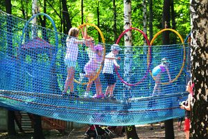 Dzieci wspinają się na parku linowym w Księżej Górze