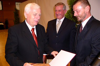 prof. Musioł otrzymuje dyplom